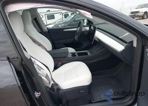 2024 Tesla Model Y Long Range Dual Motor All-Wheel Drive/Rwd z USA, uszkodzony, nr VIN 7SAYGDEDXRA307210